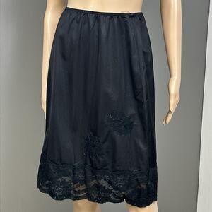 Vintage Charmode Half Slip Medium Black Nylon Wide Lace Appliques Pillow Tab USA